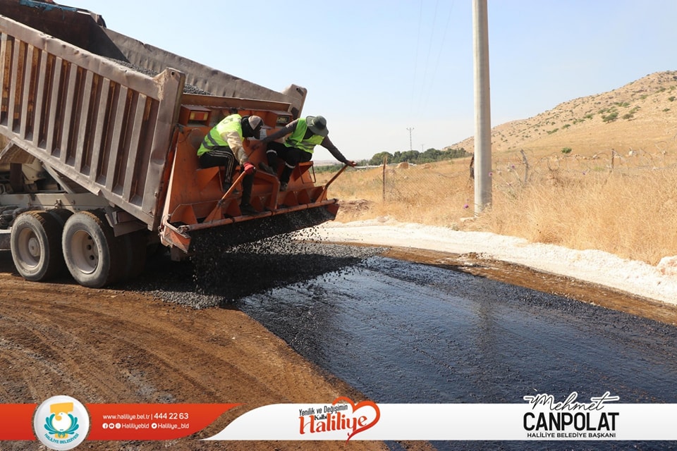 Bir 2 kişi, yol ve yazı görseli olabilir