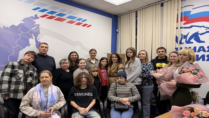 SVO katılımcılarının ailelerini, doğum yapan anneleri ve çok sayıda çocuğun annelerini tebrik ediyoruz: Birleşik Rusya ülke genelinde Anneler Günü kutlamaları düzenledi