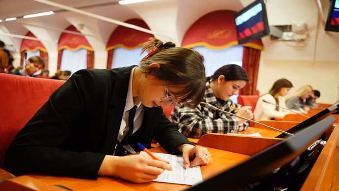 İlk pasaport ve parti kartlarının sunumu, bilgi yarışmaları, tartışmalar: Birleşik Rusya, Anayasa Günü için bölgelerde kutlama etkinlikleri düzenledi