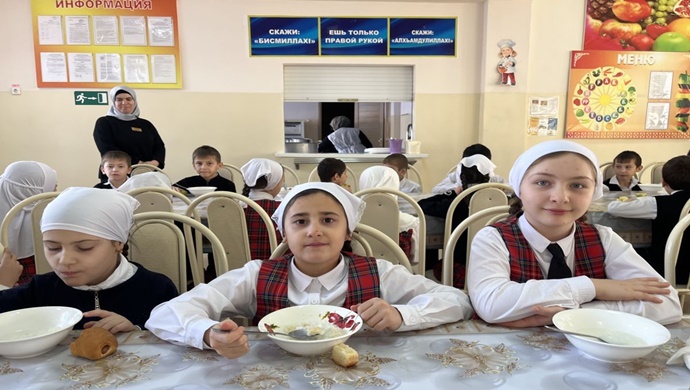 «Единая Россия» проверила организацию горячего питания в школах Чечни