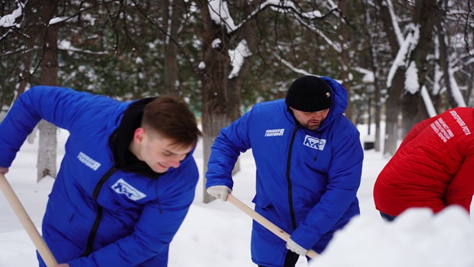 Активисты «Единой России» и МГЕР помогают расчищать от снега соцобъекты в регионах