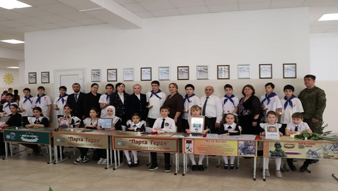 «Единая Россия» установила Парты Героя в память о бойцах СВО в Дагестане и Алтайском крае