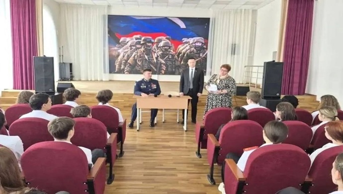 «Единая Россия» организовала встречу краснодарских школьников с Героем СВО