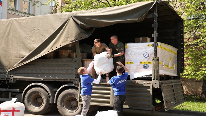 Arabalar, jeneratörler, kamuflaj ağları, yiyecekler ve çocuklardan gelen mektuplar: Birleşik Rusya cephedeki askerlere yardım gönderdi